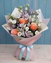 Букет цветов из:  Лизиантусы, Розы, Альстромерии и Гипсофила в Парфентьево