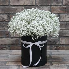 Цветочная композиция из Гипсофила в шляпной коробке в Парфентьево