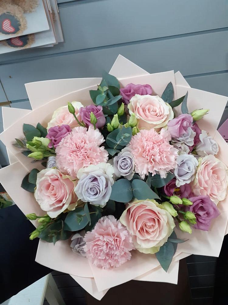 Букет цветов из: Розы, Гвоздики и Лизиантусы в Парфентьево